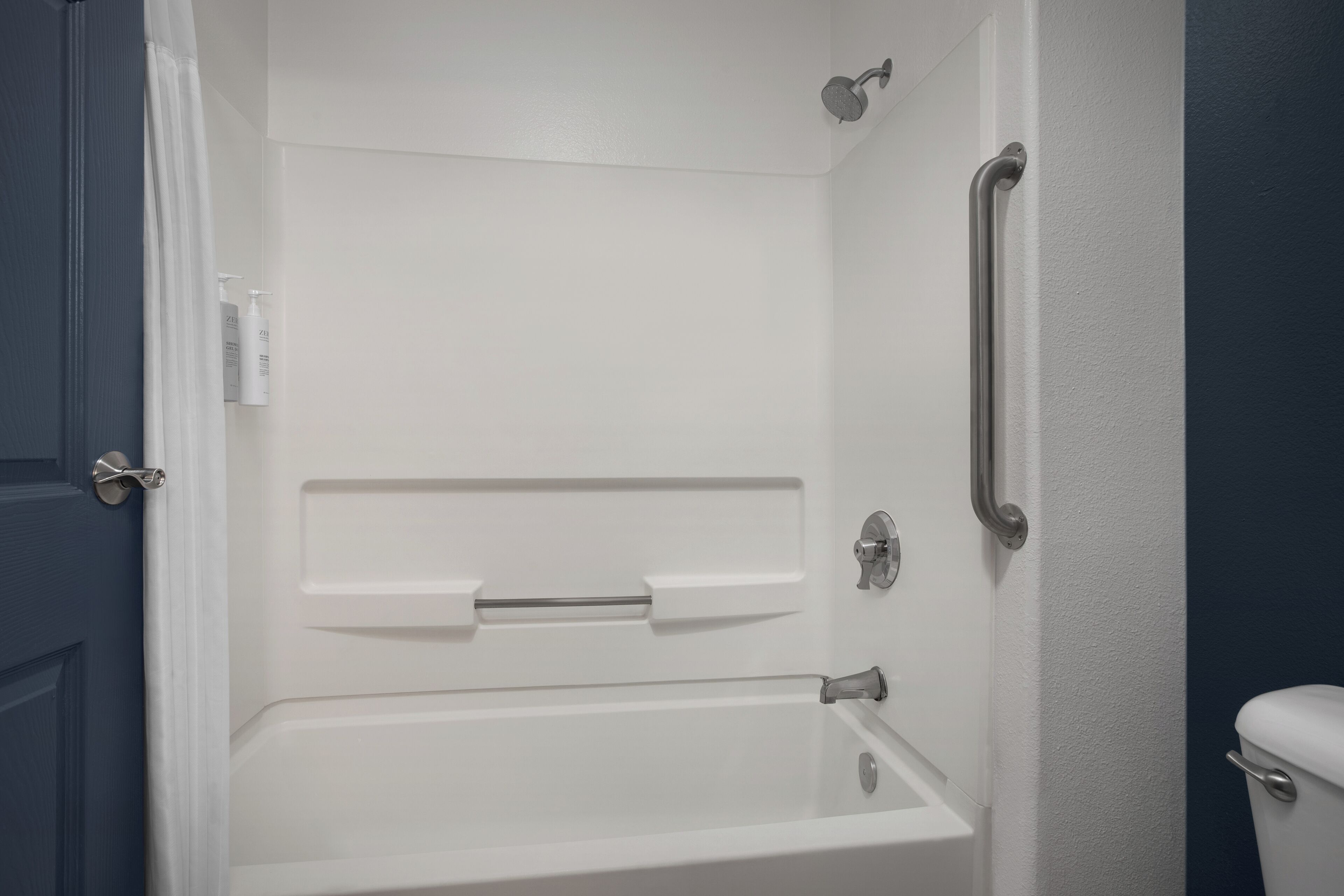 Ensemble baignoire-douche, articles de toilette (gratuits)