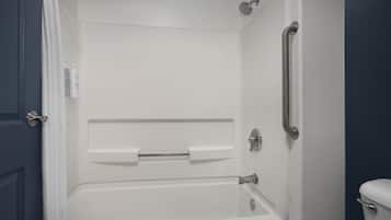 Combined shower/tub, free toiletries, hair dryer, towels