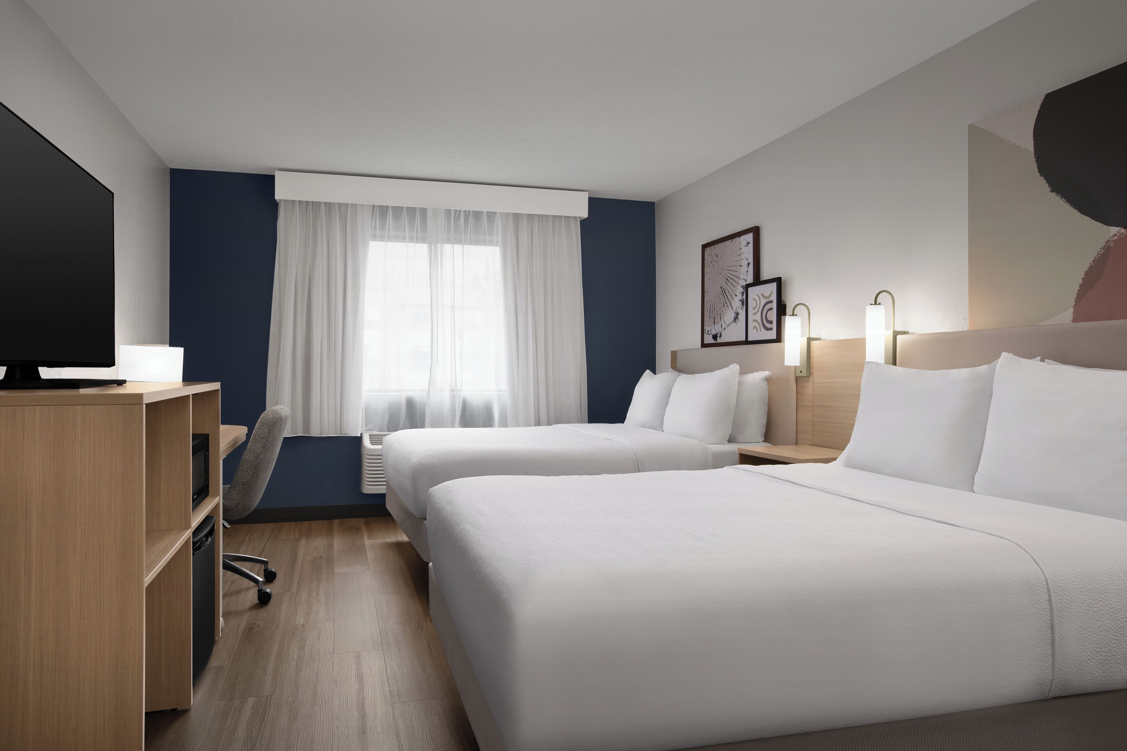 Een bureau, een strijkplank/strijkijzer, gratis wifi, beddengoed