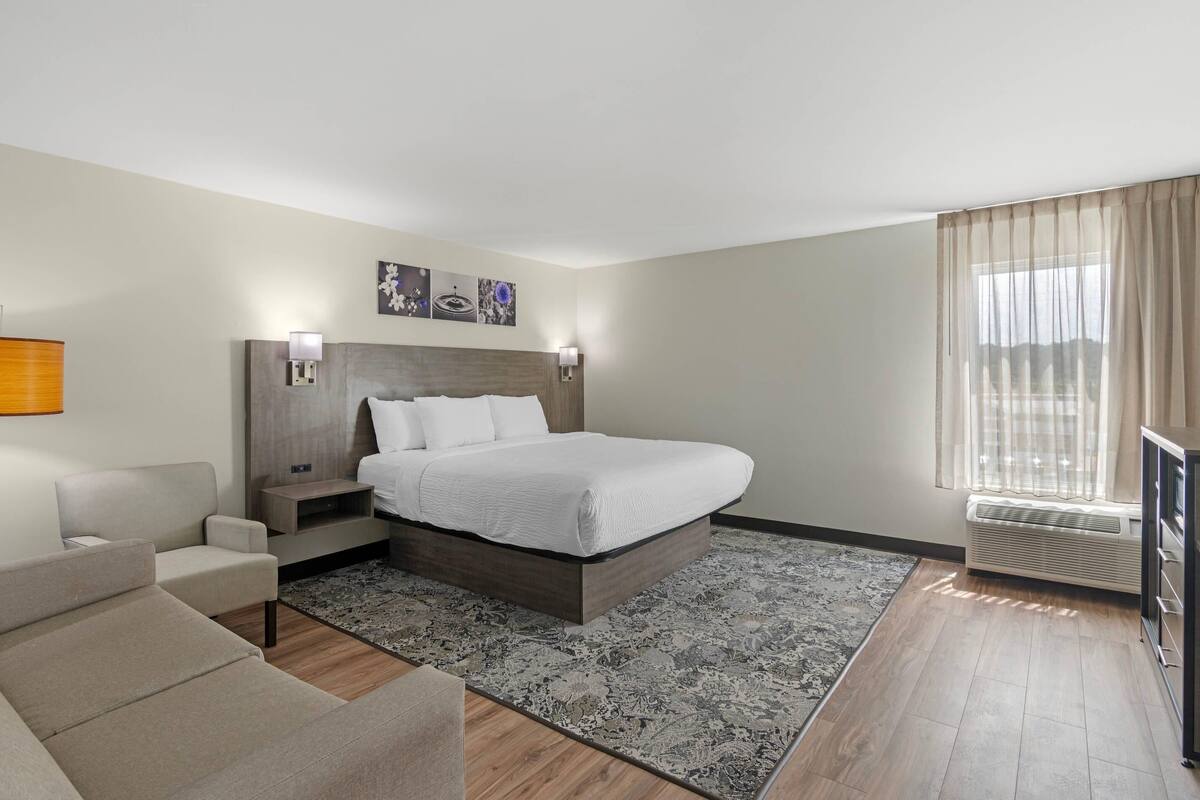 Iron/ironing board (on request), rollaway beds (surcharge), WiFi (free)