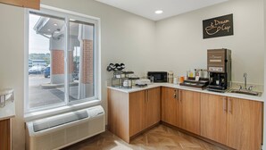 Una cucina moderna con un'ampia finestra, una macchina per il caffè e un cartello con la scritta '3 Dream Cup'.