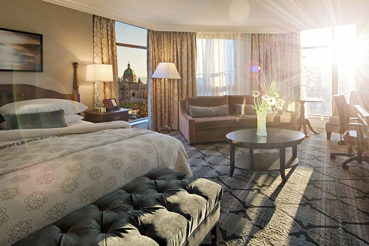 Signature Corner Room | Premium bedding, minibar, in-room safe, desk