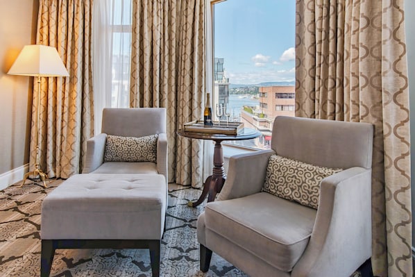 Rom – deluxe (Corner Room) | Sengetøy av topp kvalitet, minibar, safe på rommet og skrivebord