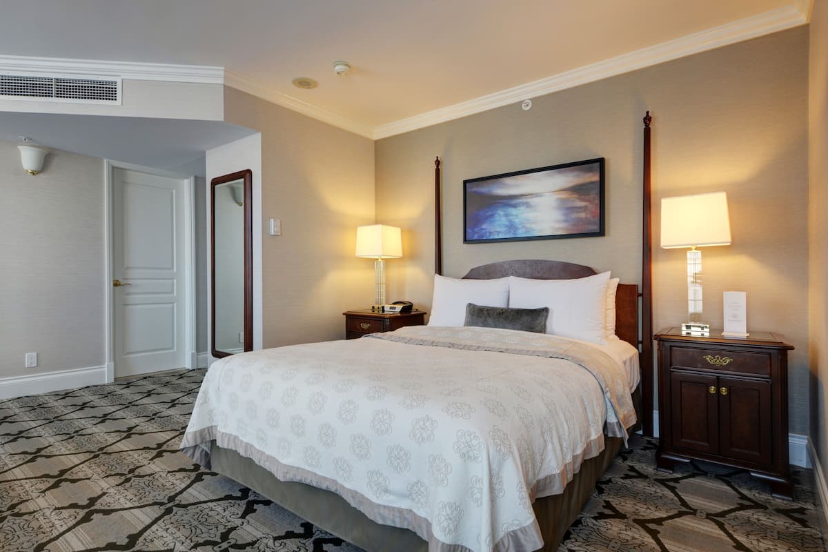 Superior Room, 1 Queen Bed | Premium bedding, minibar, in-room safe, desk