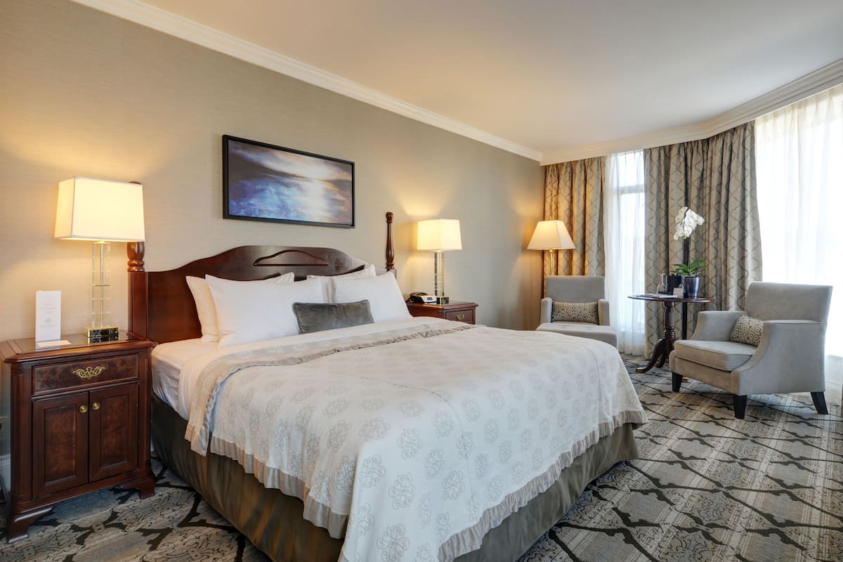 Deluxe Corner Room | Premium bedding, minibar, in-room safe, desk