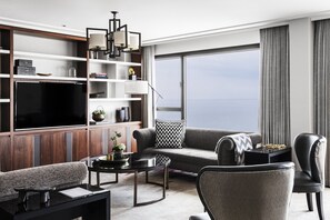 Minibar, in-room safe, desk, laptop workspace - InterContinental David Tel Aviv by IHG (Tel Aviv)