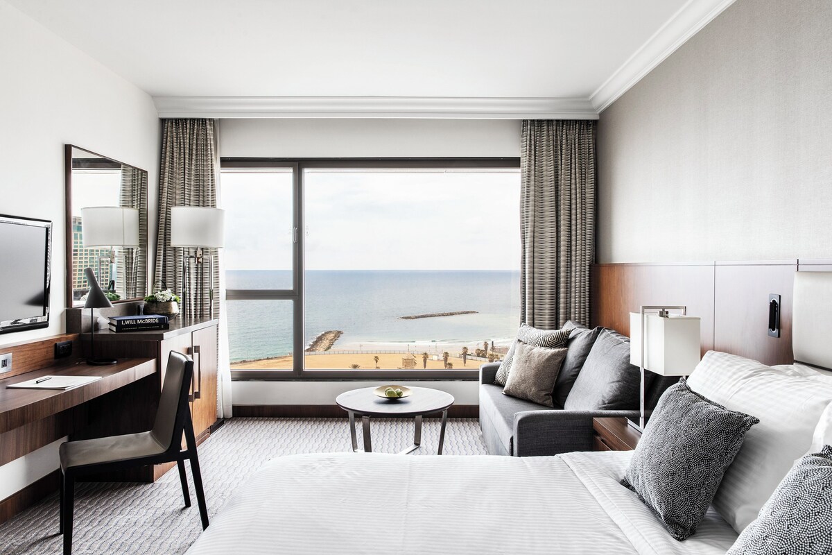 Premium Room (Executive) | In-room safe, laptop workspace, blackout curtains, soundproofing