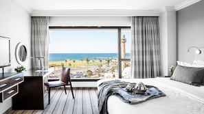 Minibar, in-room safe, desk, laptop workspace - InterContinental David Tel Aviv by IHG (Tel Aviv)