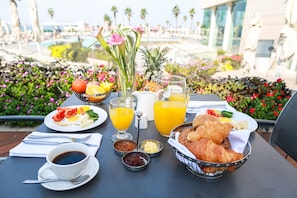 Café da manhã com buffet todos os dias mediante uma taxa