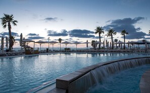 Outdoor pool, pool umbrellas, pool loungers - InterContinental David Tel Aviv by IHG (Tel Aviv)