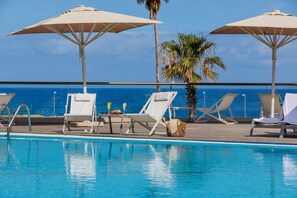 Piscine extérieure (ouverte en saison), parasols de plage