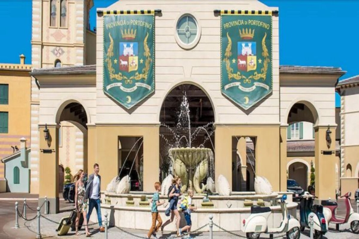 Un edificio con due striscioni che riportano 