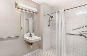 Suihkun ja ammeen yhdistelmä, ilmaiset hygieniatuotteet, hiustenkuivaaja