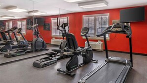 Ein Fitnessraum mit Laufbändern, Crosstrainern und einem Ergometer.