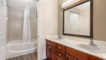 Suite, 2 Double Beds, Non Smoking | Bathroom | Combined shower/tub, free toiletries, hair dryer, towels