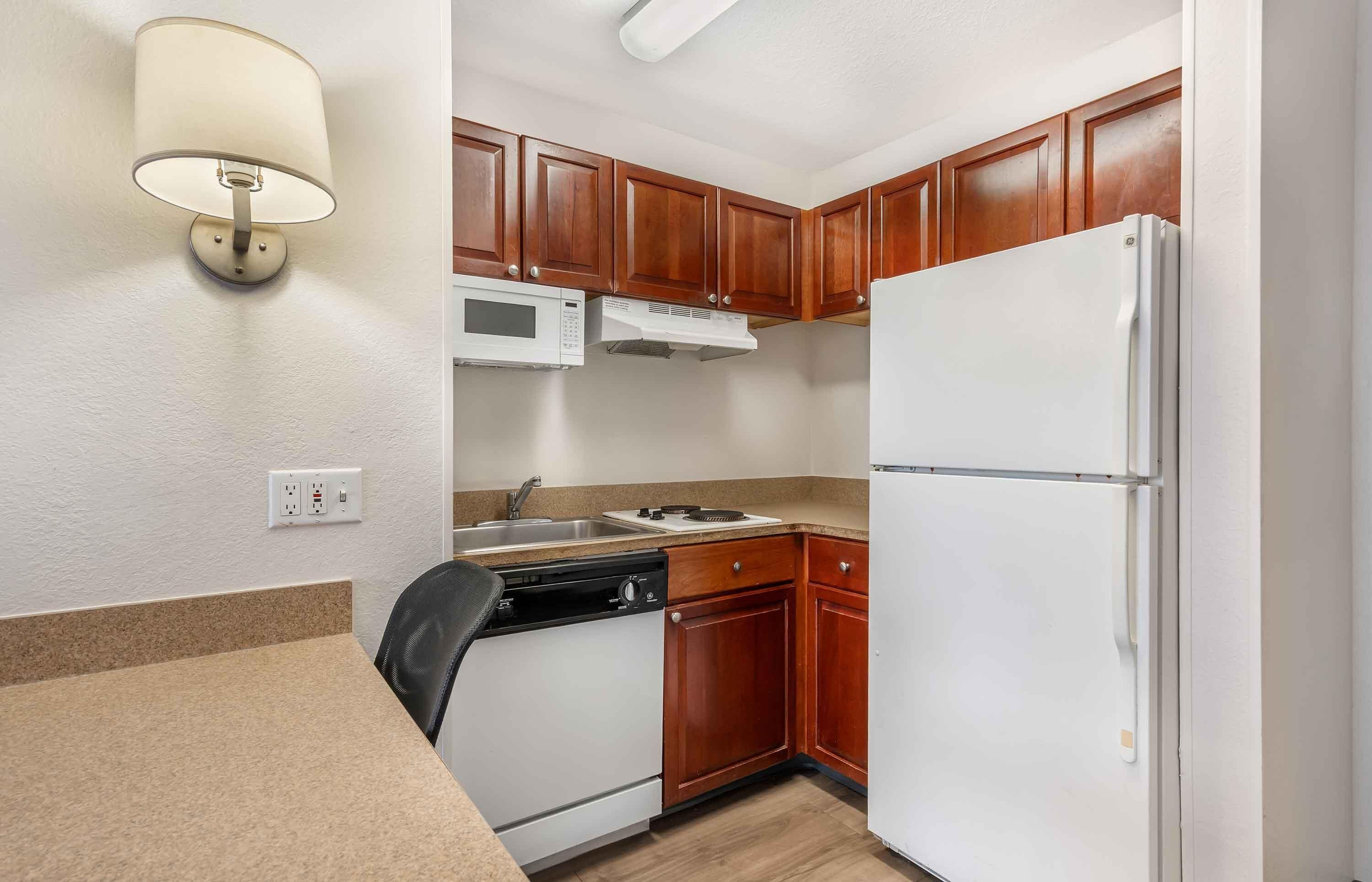 Deluxe Studio, Multiple Beds, Non Smoking | Private kitchen | Fridge, microwave, stovetop, coffee/tea maker