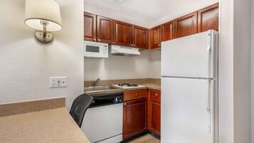 Deluxe Studio, Multiple Beds, Non Smoking | Private kitchen | Fridge, microwave, stovetop, coffee/tea maker