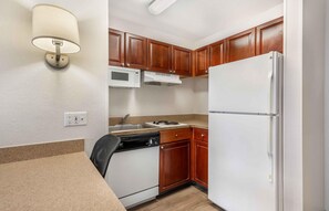 Deluxe Studio, Multiple Beds, Non Smoking | Private kitchen | Fridge, microwave, stovetop, coffee/tea maker