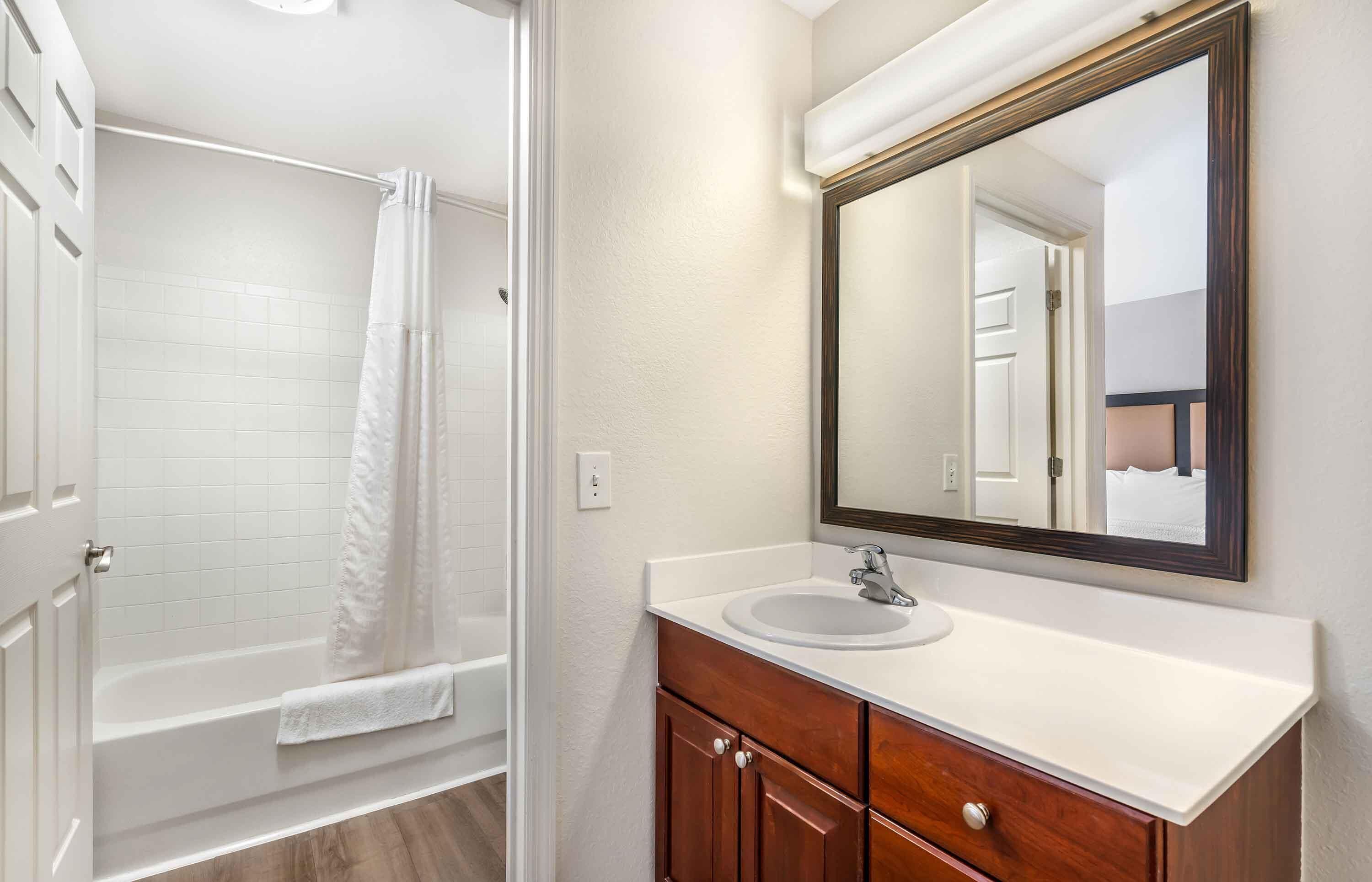 Combined shower/bathtub, free toiletries, hair dryer, towels