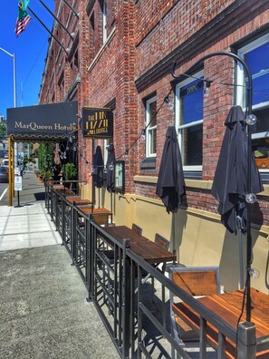 Dinner served, Italian cuisine, alfresco dining - MarQueen Hotel (Seattle)