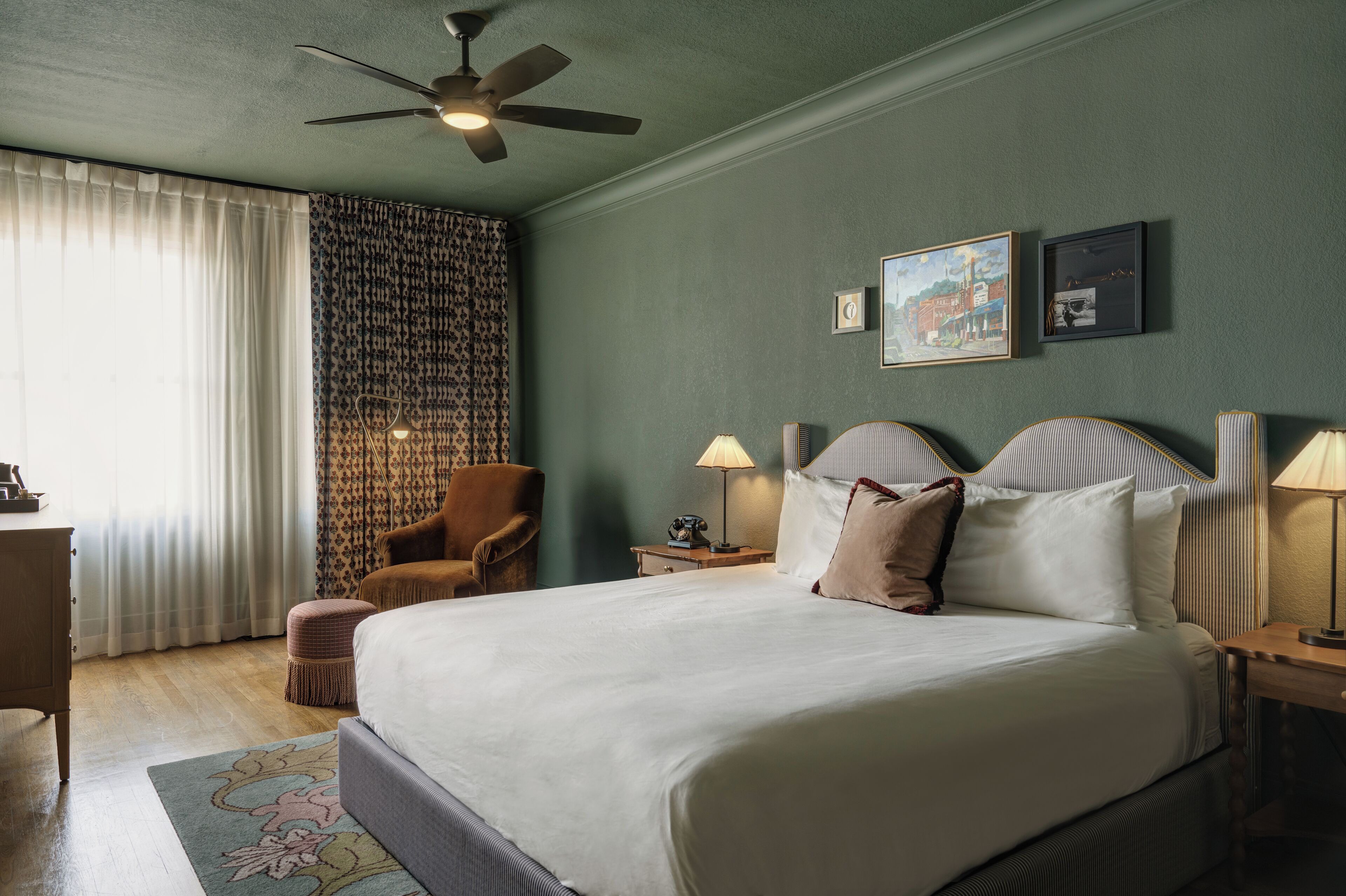 Habitación Deluxe, 1 cama de matrimonio grande | Colchones con acolchado adicional, caja fuerte, cortinas opacas