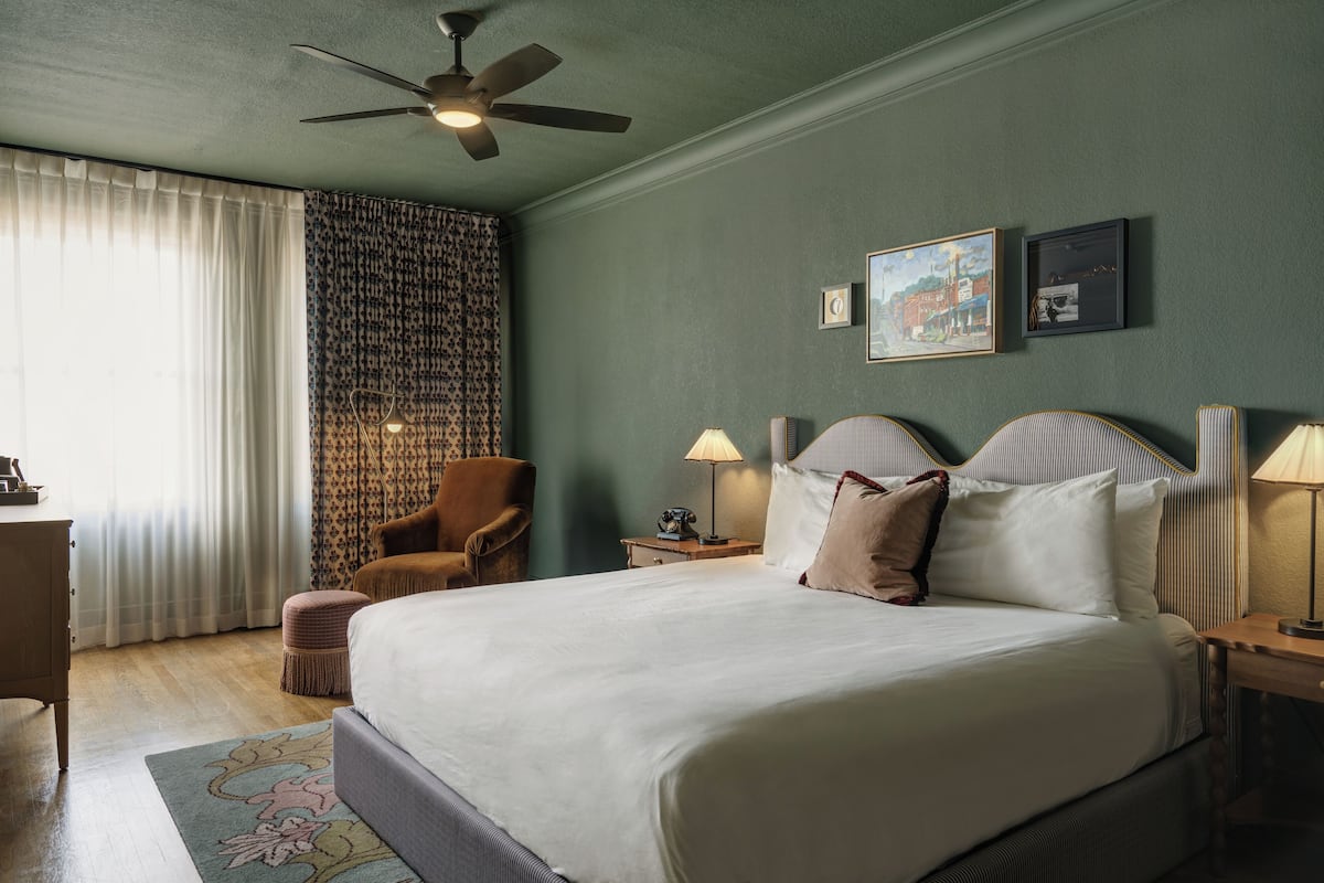 Deluxe Room, 1 King Bed | Pillowtop beds, in-room safe, blackout drapes, iron/ironing board