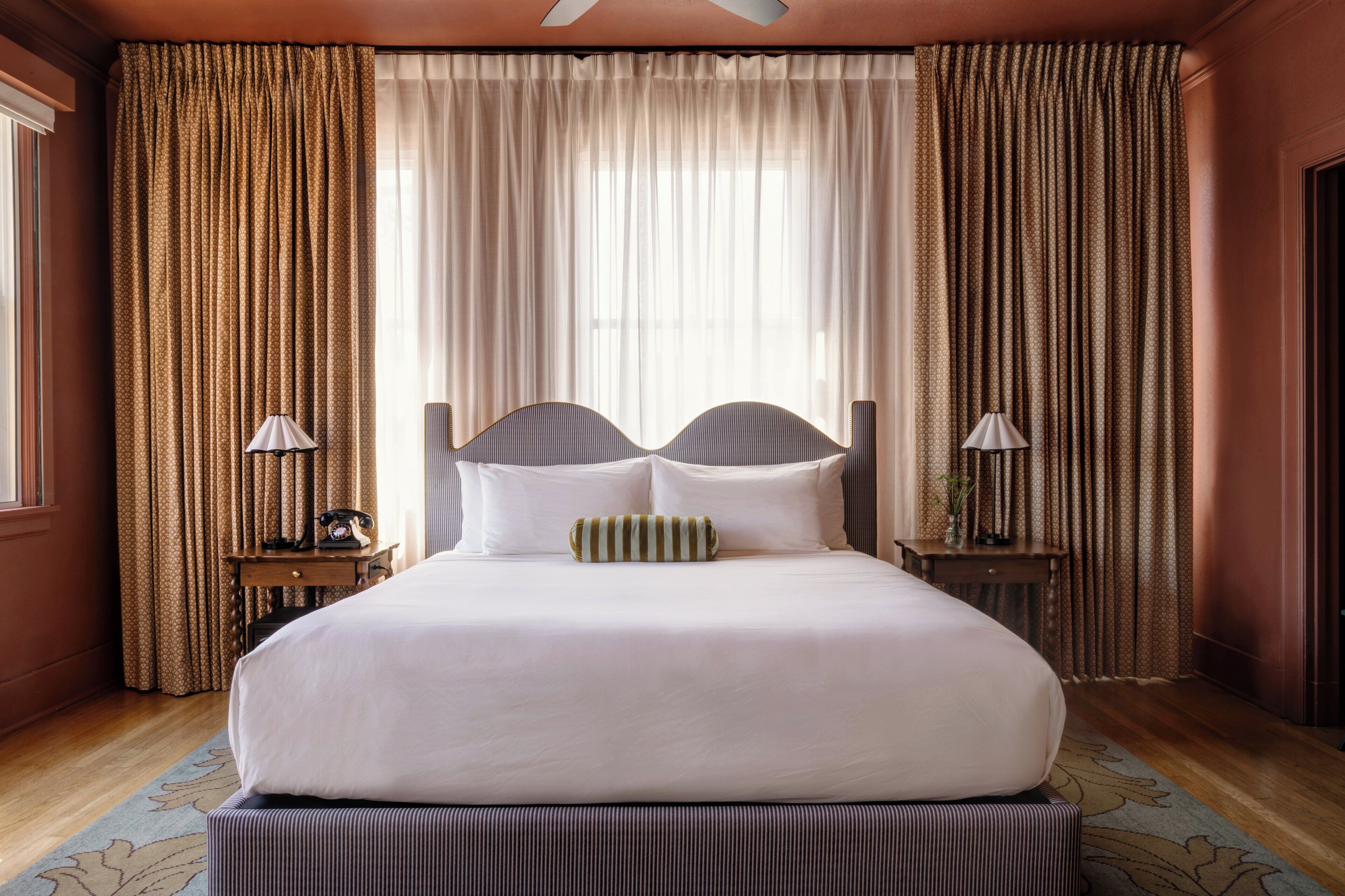 أسرّة بطبقة علوية مريحة وخزنة داخل الغرفة وستائر تعتيم ومكواة/لوح كي