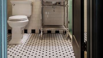 Dusche, kostenlose Toilettenartikel, Haartrockner, Handtücher