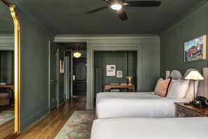 Habitación Deluxe, 2 camas de matrimonio | Colchones con acolchado adicional, caja fuerte, cortinas opacas