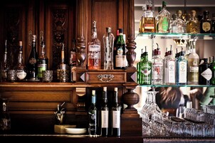 Cocktail bar, alfresco dining, open daily