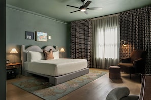 Chambre Deluxe, 1 très grand lit, accessible aux personnes à mobilité réduite | 1 chambre, surmatelas, coffres-forts dans les chambres