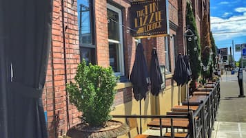 Dinner served, American cuisine, alfresco dining