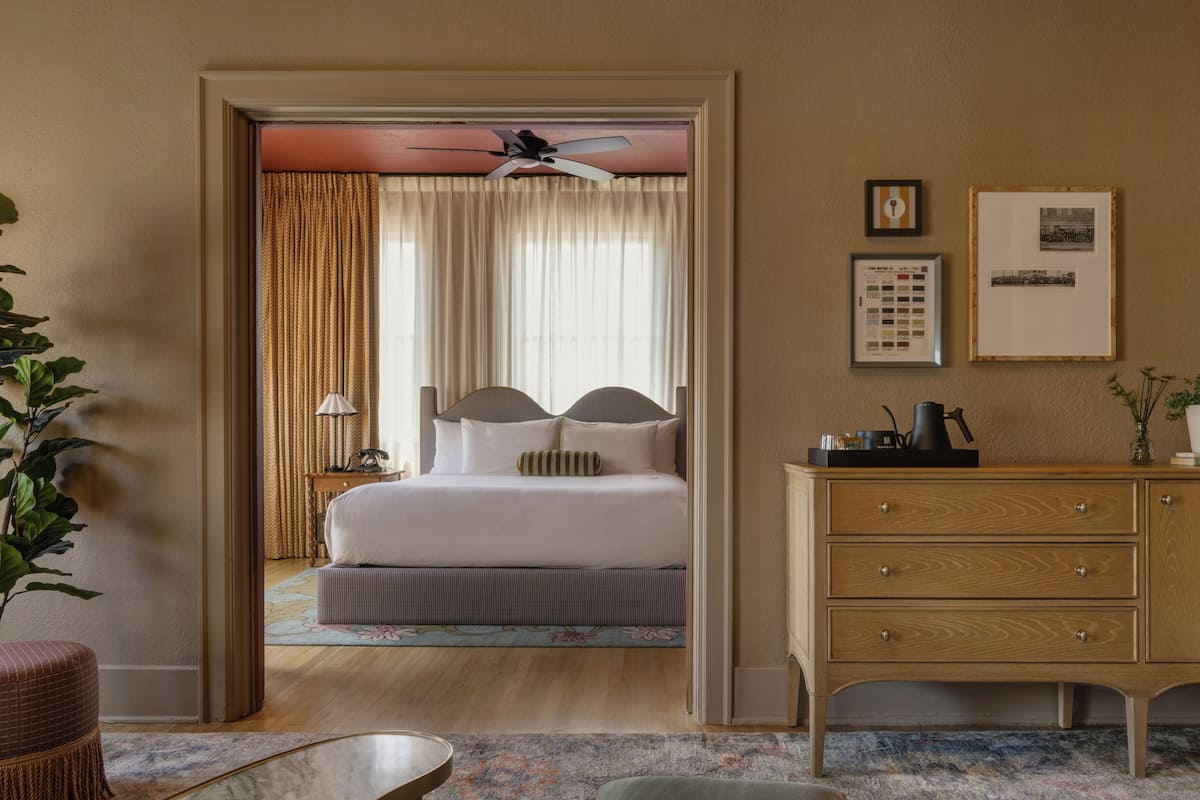 Suite, 1 King Bed (Queen Anne)