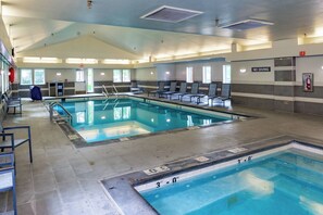 Una piscina cubierta