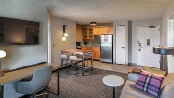 Full-size fridge, microwave, stovetop, dishwasher
