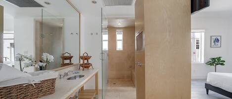 Caja de seguridad en la habitación, escritorio y cortinas blackout