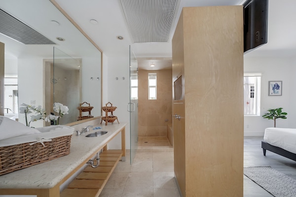 Chambre supérieure, 1 très grand lit, salle de bain privée (Self check-in) | Aire de séjour | Téléviseur connecté de 42 po avec télévision par câble, imprimante