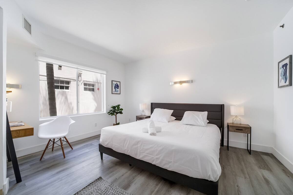 Superior Room, 1 King Bed, Private Bathroom (Self check-in) | In-room safe, desk, laptop workspace, blackout drapes