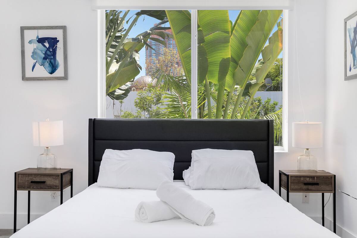 Standard Room, 1 Queen Bed, Private Bathroom (Self check-in) | In-room safe, desk, laptop workspace, blackout drapes