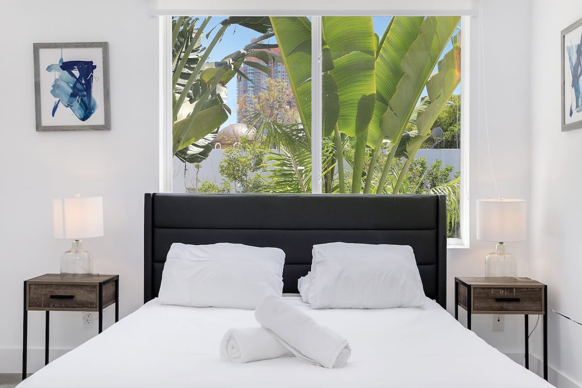 Standard Room, 1 Queen Bed, Private Bathroom (Self check-in) | In-room safe, desk, blackout drapes, iron/ironing board