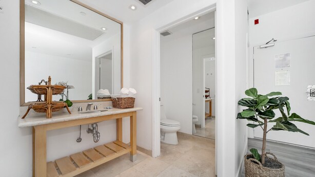 Standaard kamer, 1 queensize bed, privébadkamer (Self check-in) | Badkamer | Een douche, een haardroger, handdoeken, zeep