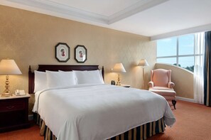 Standard Room, 1 King Bed | Living area - Hilton Princess Managua (Managua)