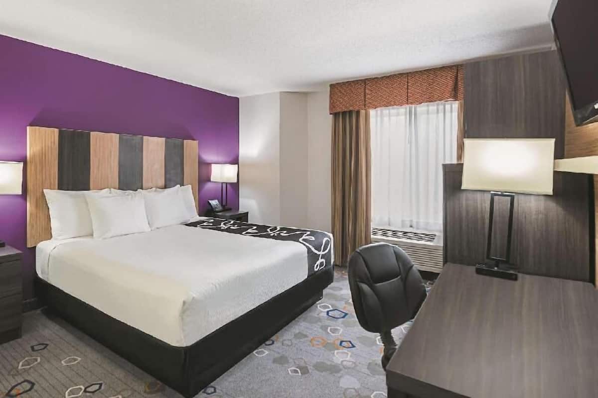 Premium bedding, in-room safe, desk, laptop workspace