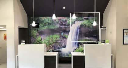 La Quinta Inn & Suites by Wyndham Minneapolis Northwest