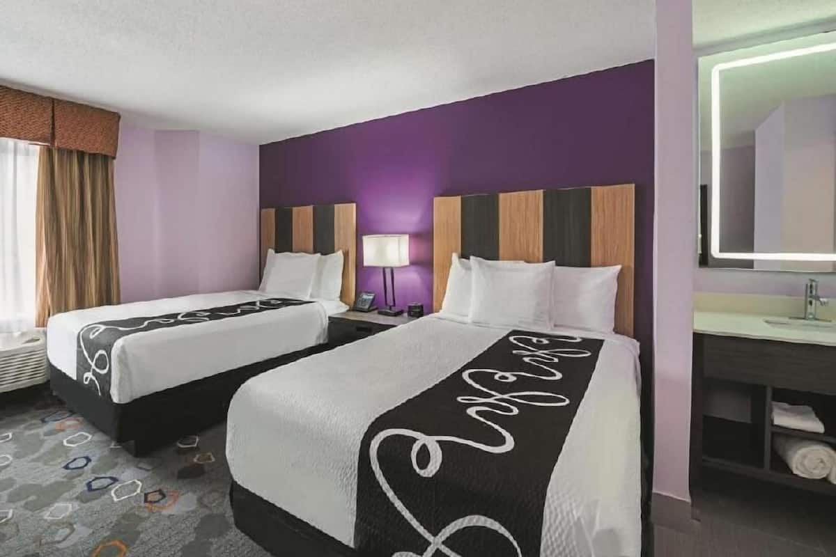 Premium bedding, in-room safe, desk, laptop workspace