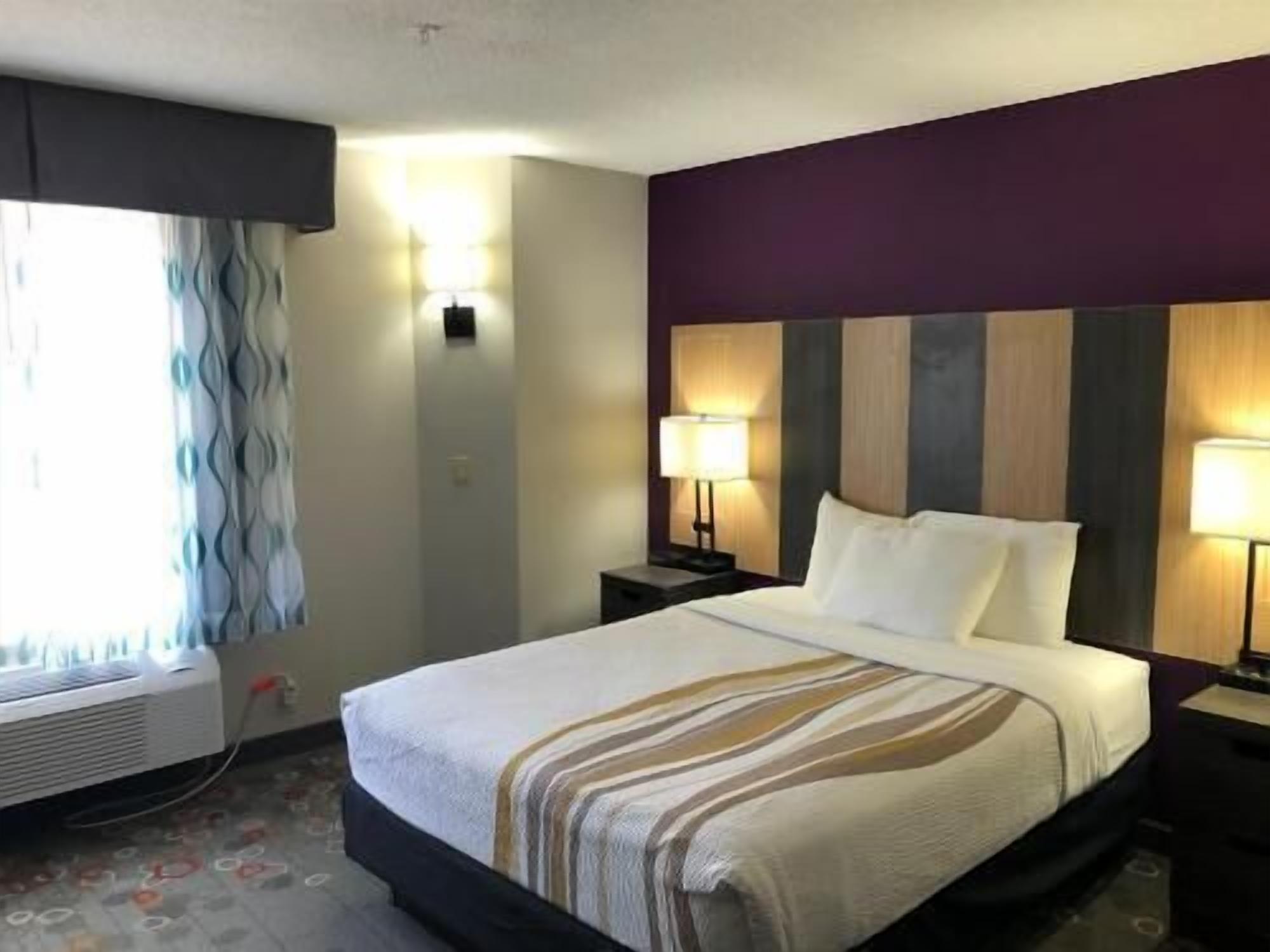 Premium bedding, in-room safe, desk, laptop workspace