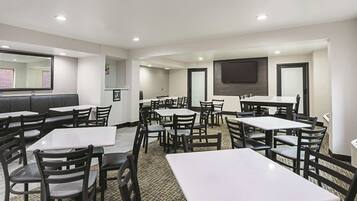 Petit déjeuner complet compris tous les jours