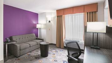 Ropa de cama de alta calidad y caja de seguridad en la habitación