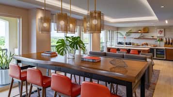 Nhìn ra sân golf, phục vụ bữa trưa và bữa tối