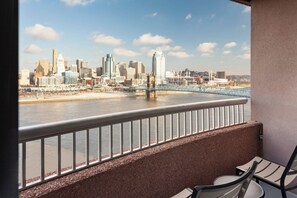 غرفة - سرير ملكي - بمنظر للنهر (Balcony) | أغطية فراش متميزة وخزنة داخل الغرفة ومكتب ومساحة عمل للكمبيوتر المحمول